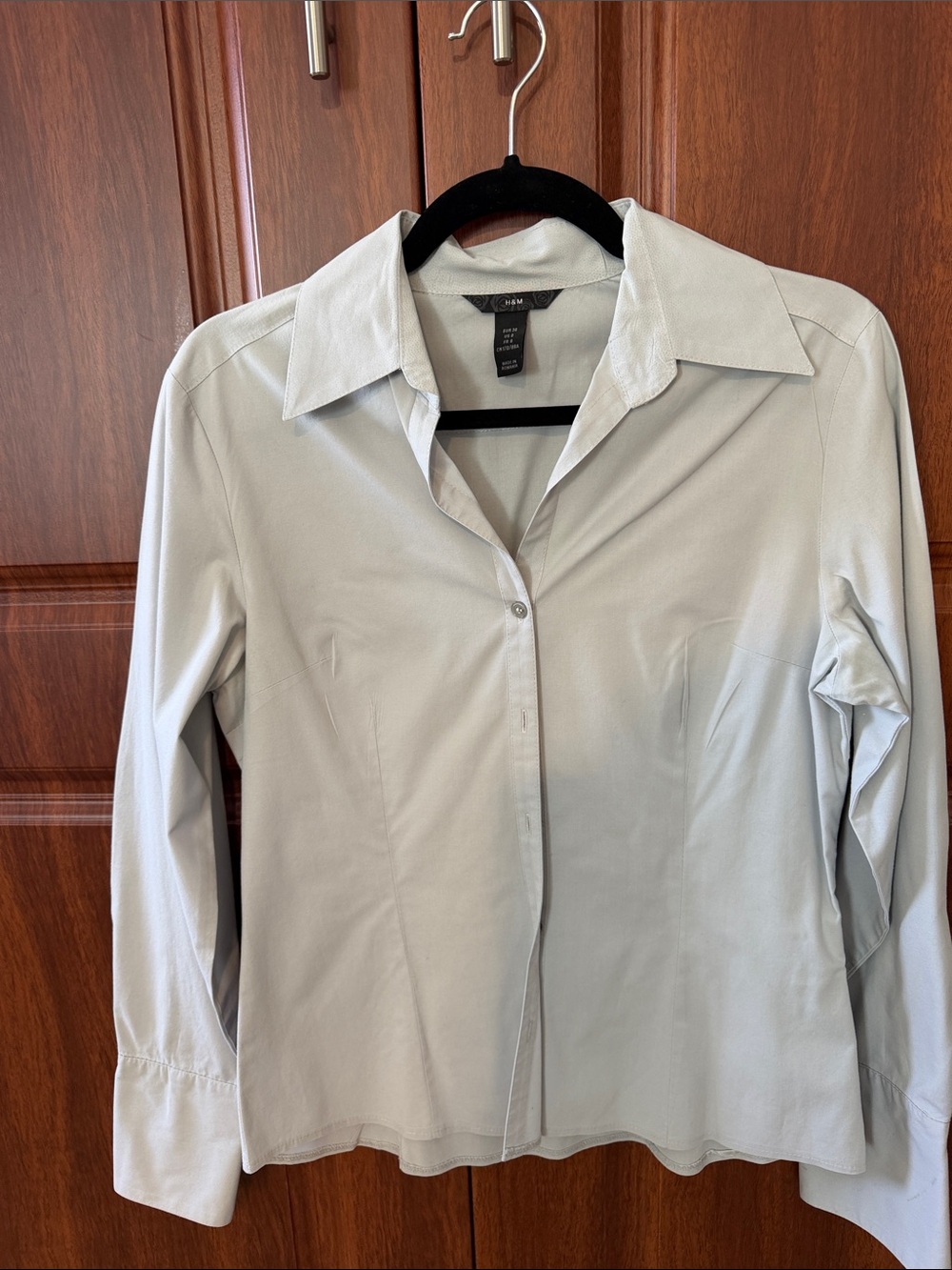 H & M Light Gray Button-Front Collared Shirt Size 8